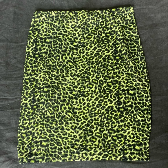 Cute neón leopard print skirt. Could be worn to a party or rave. - Picture 2 of 5
